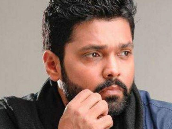 సోషల్ మీడియా అకౌంట్స్ డీ యాక్టివేట్ చేశాడు