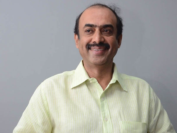 తన టీమ్‌తో సురేష్ బాబు