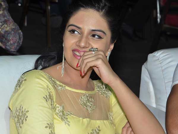 మందు కొట్టే అలవాటు ఉందా? నిజాయితీగా ఒప్పుకున్న యాంకర్ శ్రీముఖి!