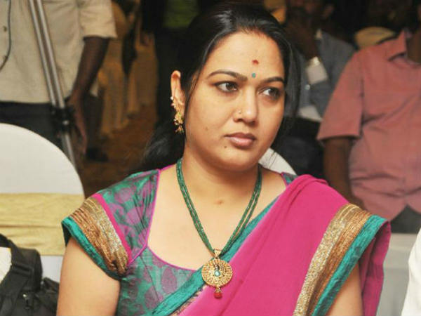 మీ కాళ్లు పట్టుకుంటా, మా బాధ అర్థం చేసుకోండి: నటి హేమ ఎమోషనల్