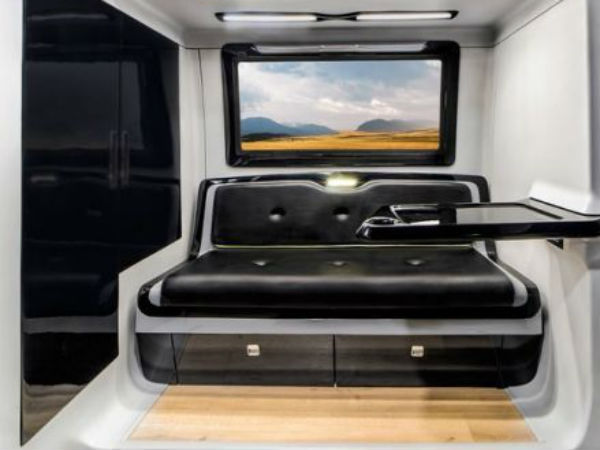 బ్లాక్ కలర్‌లో క్యారవాన్.. 