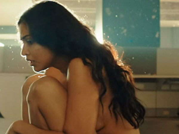 దర్శకుడి మాట వినకుండా అన్నీ విప్పేసి నగ్నంగా!