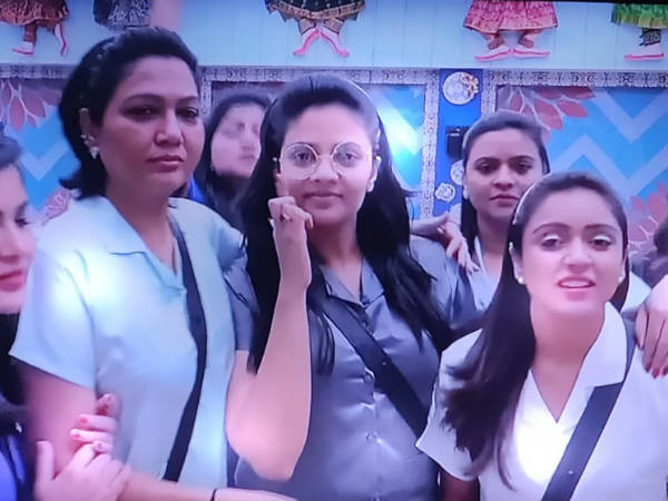 పైజామా పార్టీ అంటూ లేడీస్ సెల్ఫీ