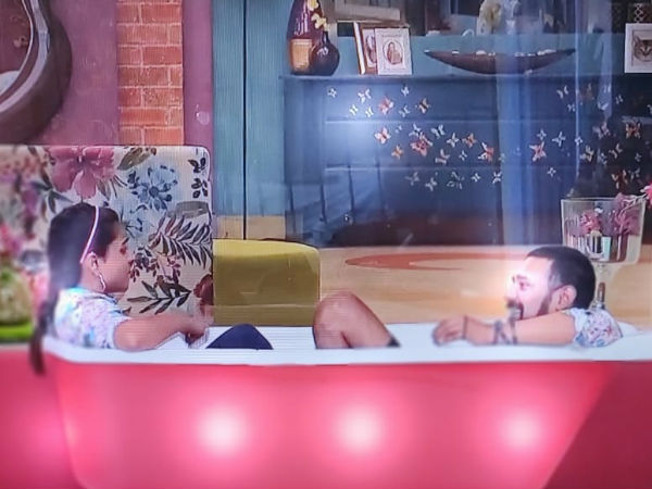 బాత్రూమ్‌ టబ్‌లో రొమాన్స్