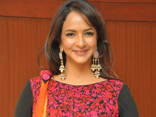 అతన్ని చూపిస్తూ మంచు లక్ష్మి అలా అనడంతో