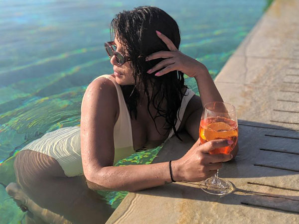 ఓ వైపు ప్రశంసలు, మరో వైపు విమర్శలు