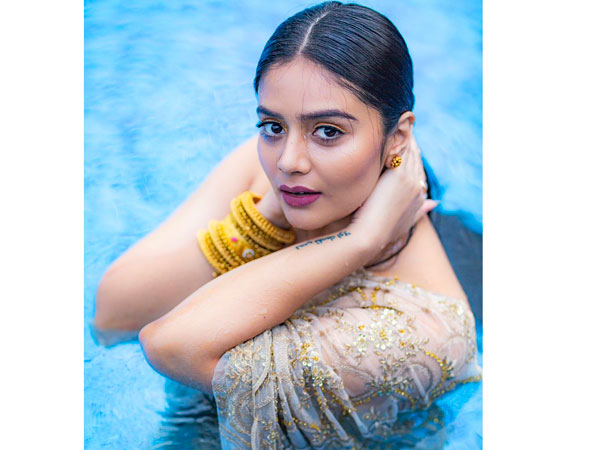 స్విమ్మింగ్ పూల్లో.. అది కూడా సారీతో