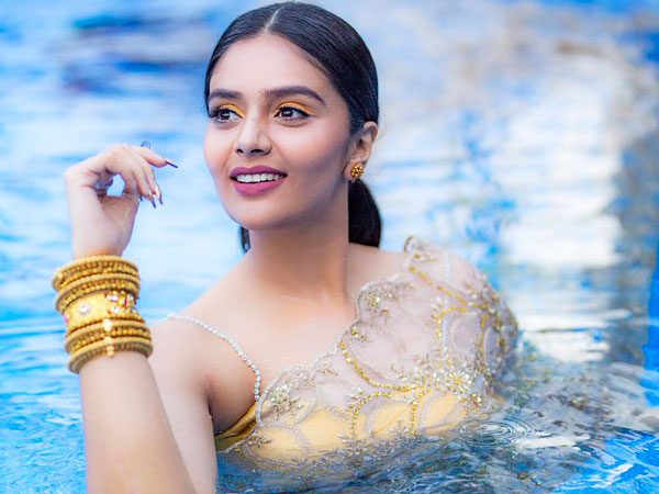 కళ్ళు పోతాయ్.. అలా చూడకు బేబీ