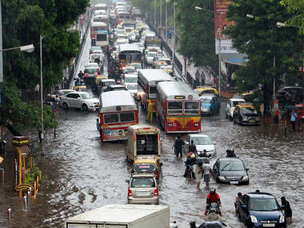 ముంబై నగరాన్ని ముంచెత్తుతున్న వర్షాలు