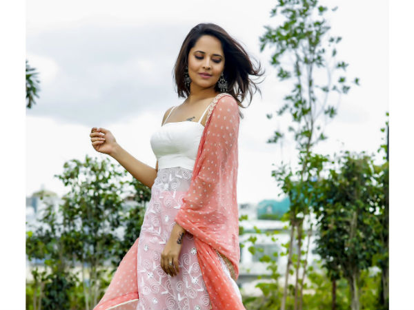 అనసూయ హుషారు.. కుర్రకారు బేజారు