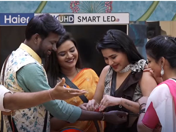 సందేశాత్మక స్కిట్లతో