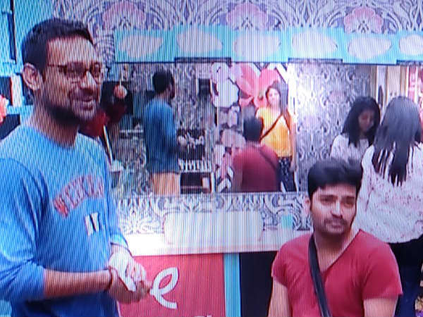 ఇంటిసభ్యులతో