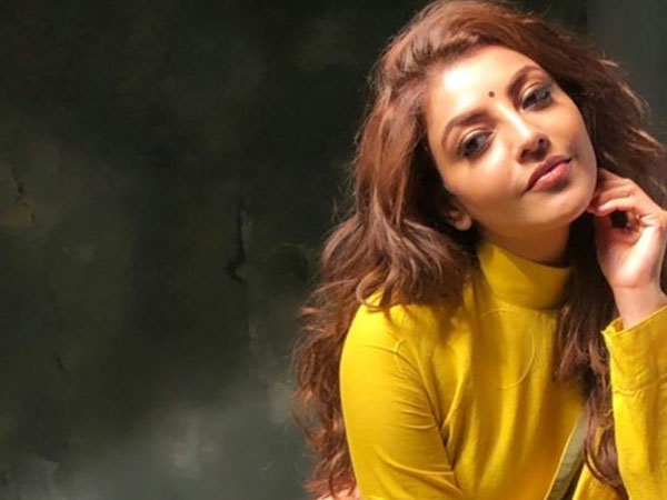 హీరోయిన్లను ఎరగా వేసి