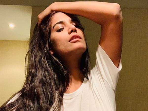 ట్విట్టర్, ఇన్స్‌స్టాగ్రామ్ సెక్సీ ఫొటోలు, వీడియోలు.. 