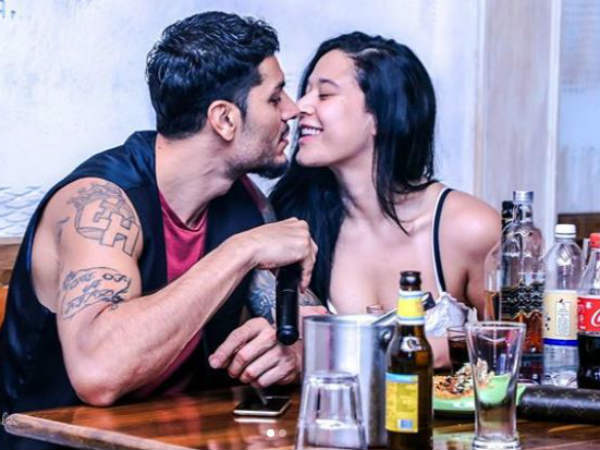 ప్రియుడితో కలిసి రొమాన్స్ చేస్తూ