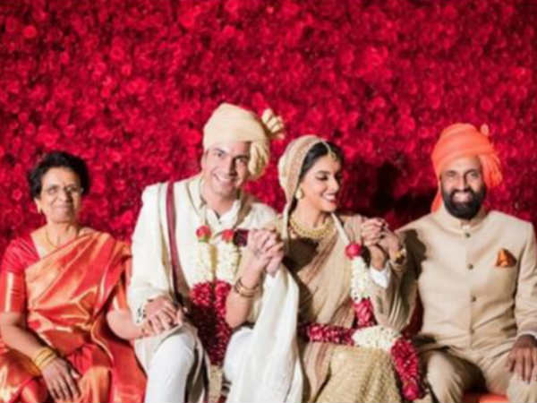 ఆసిన్, రాహల్ పెళ్లి విచిత్రంగా