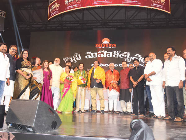 వేడుకు హాజరైన ప్రముఖులు