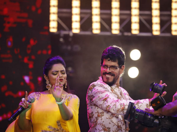 హోరెత్తించిన గాయనీ, గాయకులు