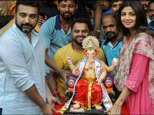 శిల్పా శెట్టి, ఆమె భర్త గణపతికి స్వాగతం పలుకుతూ