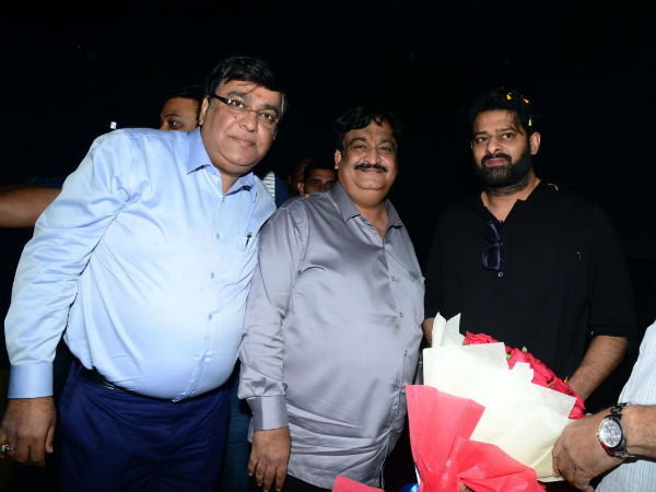 ఫ్యాన్స్ హంగామా మధ్య