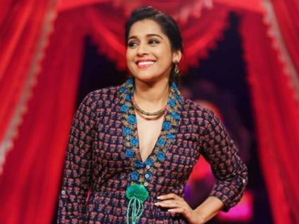 ఫ్యాషన్ డ్రెస్తో పిచ్చెక్కిస్తూ