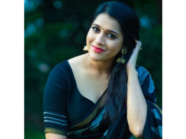 బ్లాక్ శారీ.. పింక్ లిప్స్టిక్