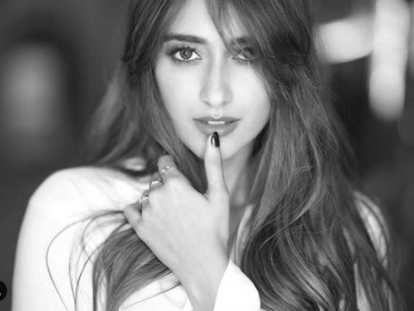 కొంటె చూపుతో కిక్కెక్కిస్తుంది