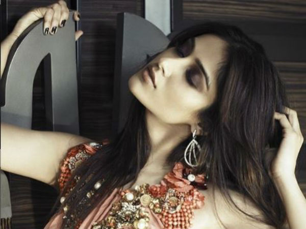 అందంతో కవ్విస్తూ