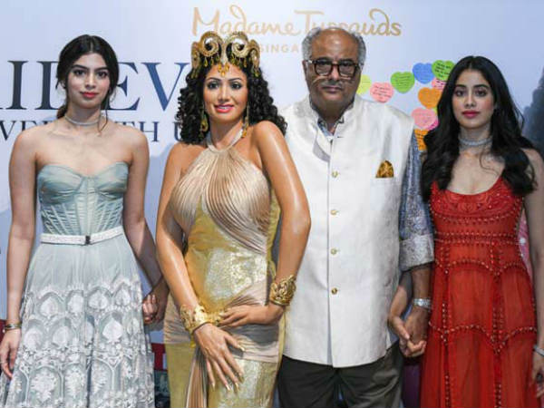 అచ్చం శ్రీదేవి లాగే.. తల్లిని చూస్తూ జాన్వీకపూర్ 