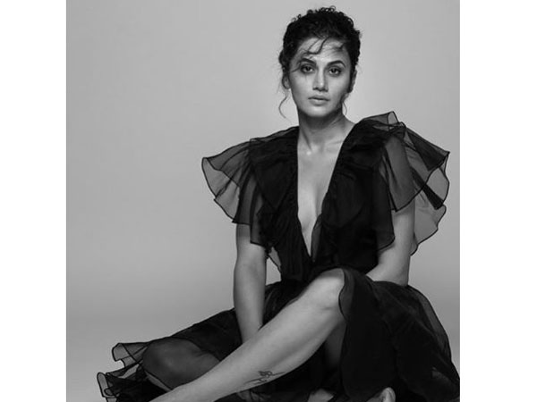 బ్లాక్ గౌన్‌లో బోల్డుగా