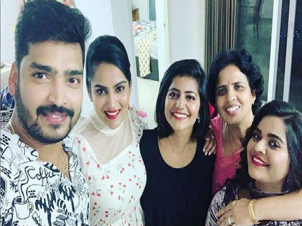 పబ్‌లో ఎంజాయ్ చేస్తోన్న కంటెస్టెంట్లు..