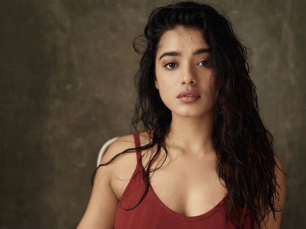 ఎద అందాలతో ఎర..