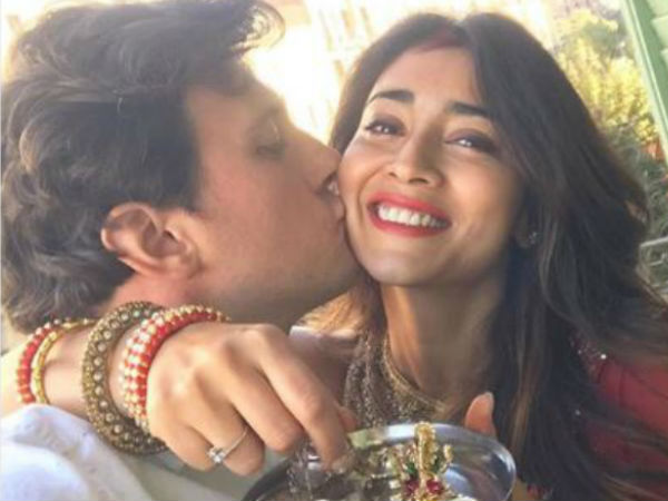 అతినితో ప్రతీక్షణం ఎంజాయ్.. పబ్లిక్ డాన్సులు