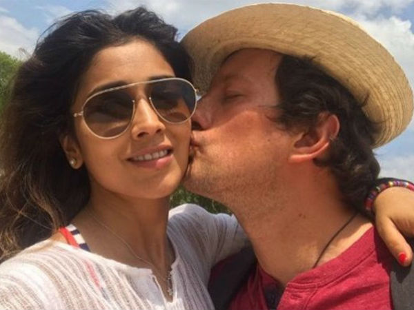 పబ్లిక్‌గా.. అందరూ చూస్తుండగానే 