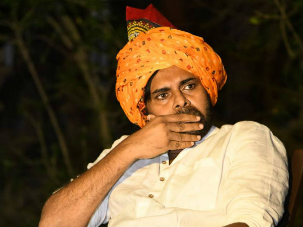 సాదర స్వాగతం.. సంప్రదాయ తలపాగాతో 