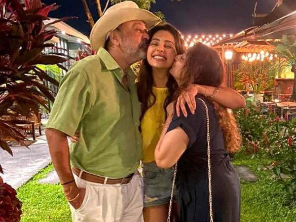 తల్లితండ్రులతో దిగిన ఫోటోను షేర్ చేస్తూ..