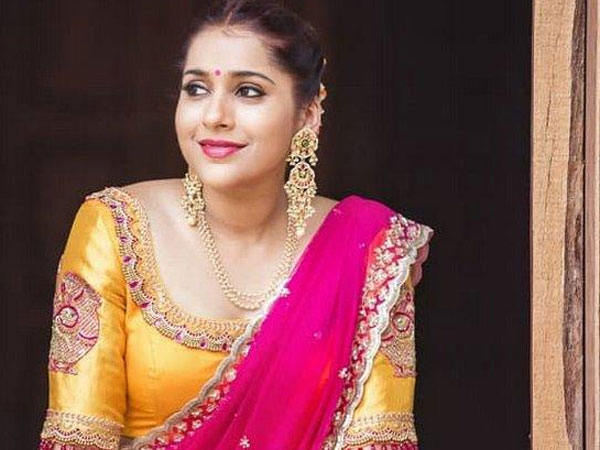  సోషల్ మీడియాలో హాట్ ఫోటోలతో హల్‌చల్..