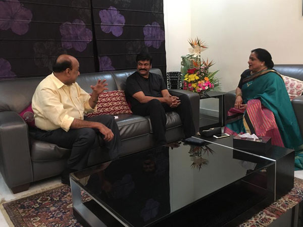 Roja Ramani Felicitated Chiranjeevi On Sye Raa Success