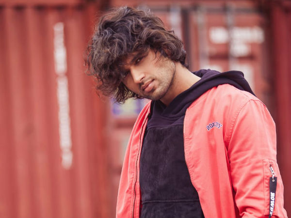 అందరి కంటే భిన్నంగా..