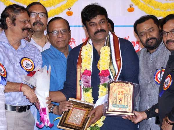 సత్యానంద్‌ను సింహాసనంపై కూర్చొపెట్టి