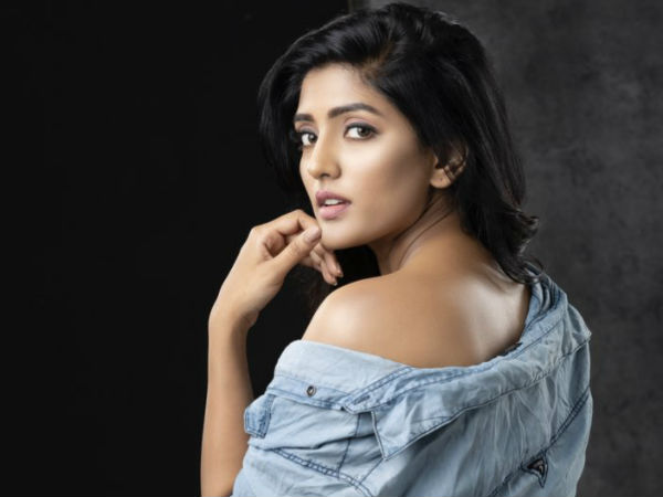 సోషల్ మీడియాలో రెచ్చిపోతూ..