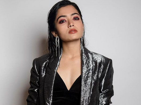 బాలీవుడ్‌లోనూ అడుగు