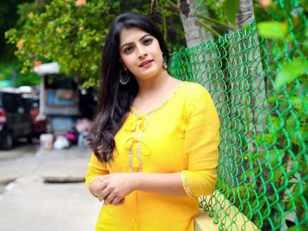 Varalaxmi Sarathkumar Play Negetive Role In Gopichand Malineni, Ravi Teja Movie Varalaxmi Sarathkumar Play Negetive Role In Gopichand Malineni, Ravi Teja Movie