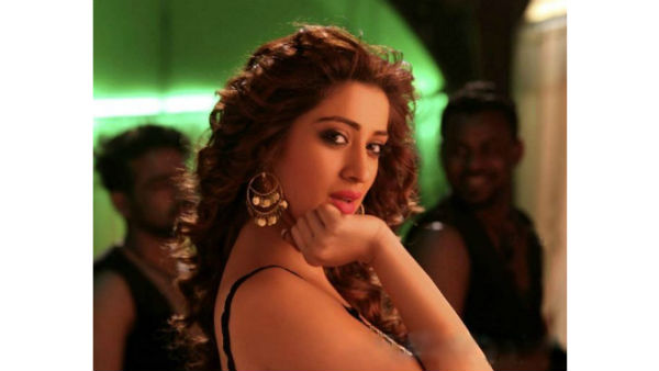 అందాల ఆరబోతతో..