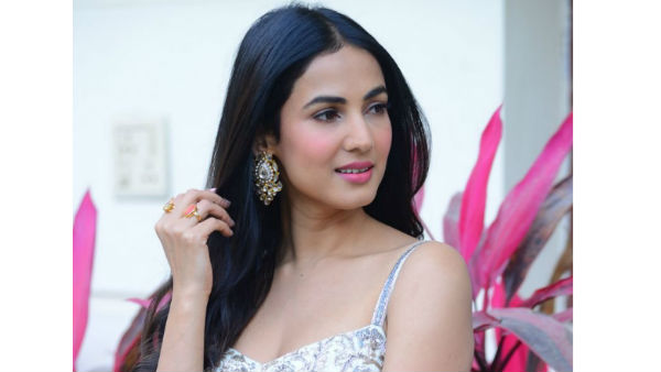 వెబ్ సిరీస్‌లో ఆసక్తి..