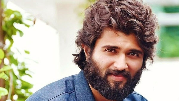 నలుగురిని ప్రేమిస్తున్నాడు