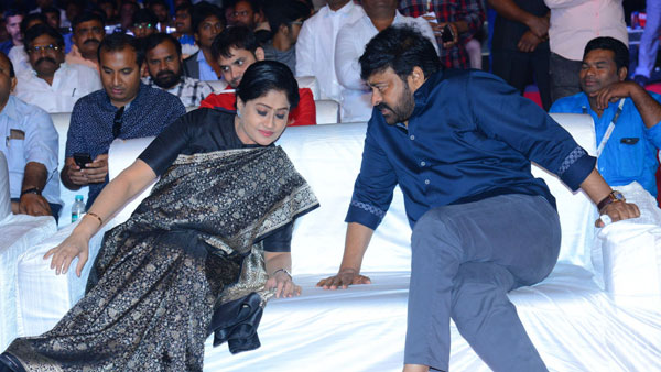 చిరంజీవి-విజయశాంతి ఆలింగనం..