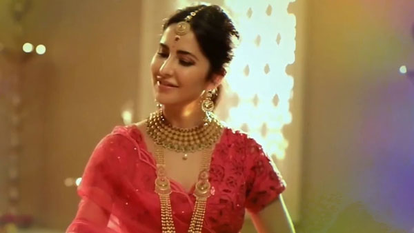 పెళ్లి దుస్తుల్లో కత్రినా.. తల్లిదండ్రుల దీవెన