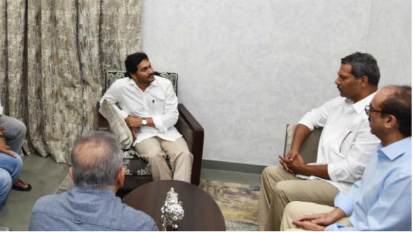 జగన్తో భేటీ అయిన నిర్మాతలు