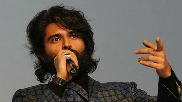 ఒకేసారి నలుగురు అమ్మాయిలతో ప్రేమాయణం